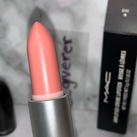 GIVE IN Amplified Lipstick MAC - Picture 3 of 13